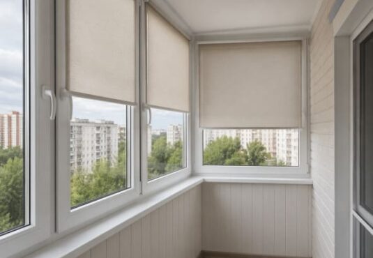 Классические рулонные шторы для балкона